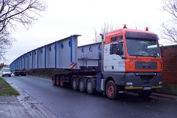 Schweres Duett: Dieser Betontr�ger wird zu zweit transportiert