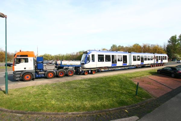 Von der Stra�e auf die Schiene: UTM liefert eine Stra�enbahn an