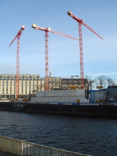 Sichtbar wenig Fl�che direkt an der Spree: Der Bauboom f�hrt jetzt auch zur Bebauung der letzten verbliebenen Freifl�chen in der Bundeshauptstadt.