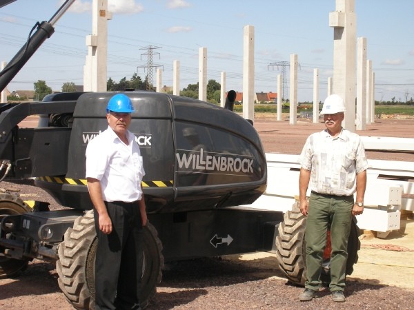 Gruppenbild mit B�hne: Walter Dreier (Willenbrock) mit IMO-Projektleiter Peter Warendorf.