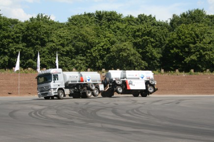 In der Kurvenfahrt ger�t der belandene Tank-Gliederzug schnell ins Kippen