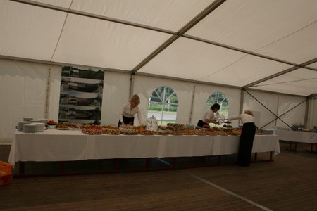 letzte Vorbereitungen am Buffet