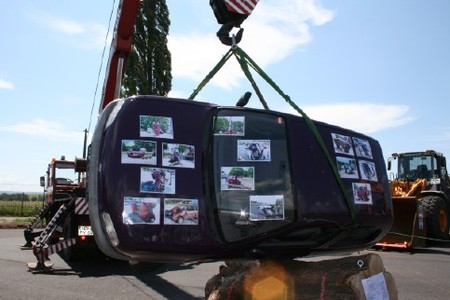 Ein Auto am Kran...und Bilder von dem, was alles passieren kann
