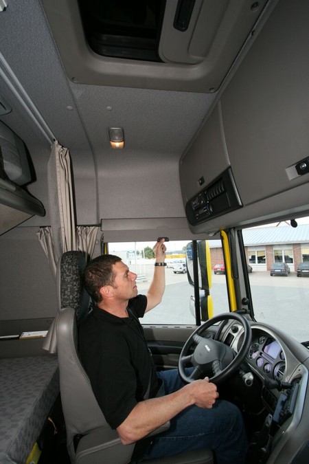 Ganz und gar nicht klein: Schon das Space Cab- Fahrerhaus bietet viel Raum f�r den Fahrer. Fotos: DAF Trucks, sk