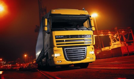 Professioneller Fernverkehrstruck: Der DAF XF 105 mit dem �kleinen� Fahrerhaus. Fotos: DAF Trucks, sk