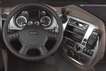 Ergonomie in Reinkultur: alle wichtigen Bedienelemente befinden sich in Griffweite. Fotos: DAF Trucks, sk Ergonomie in Reinkultur: alle wichtigen Bedienelemente befinden sich in Griffweite. Fotos: DAF Trucks, sk
