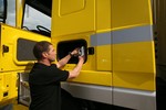 Klappe auf: Das von au0�en zug�ngliche Staufach bietet sich f�r Werkzeug, Handschuhe und �hnliches an. Fotos: DAF Trucks, sk