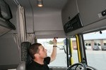 Ganz und gar nicht klein: Schon das Space Cab- Fahrerhaus bietet viel Raum f�r den Fahrer. Fotos: DAF Trucks, sk