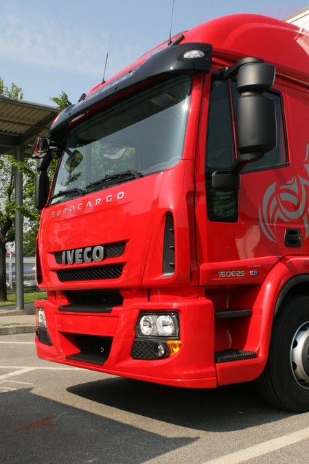 �hnlichkeiten sind nicht zuf�llig: Das Design des Eurocargo kn�ft an die Optik des Stralis an. 
