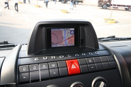 Zu weit vom Fahrer entfernt: Das optionale Navigationsdisplay w�re n�her am Fahrer besser aufgehoben. 