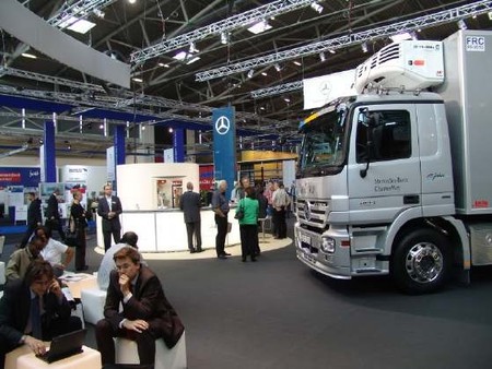 "Wo kriegen wir jetzt blo� einen Lkw her?" scheinen die beiden Herren im Vordergrund zu denken