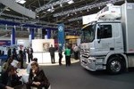 "Wo kriegen wir jetzt bloß einen Lkw her?" scheinen die beiden Herren im Vordergrund zu denken "Wo kriegen wir jetzt bloß einen Lkw her?" scheinen die beiden Herren im Vordergrund zu denken
