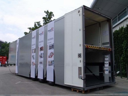 54 Europaletten oder 85 Rollenbeh�lter fasst der MultiLoader mit hydraulischem Hubboden, den Westfalia vorstellte