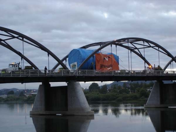 Zentimeterarbeit: �berquerung der Tainui Bridge, einer von14 Bogenbr�cken