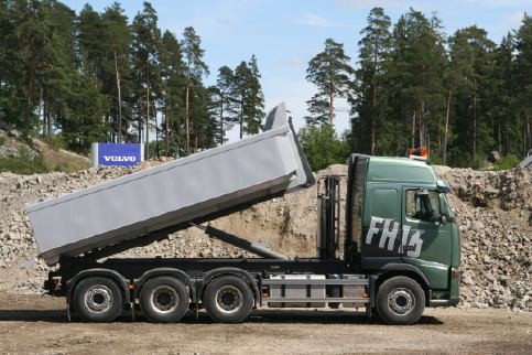 Auch Volvos Flaggschiff, der FH 16 l�sst auf dem Bau vielf�ltig nutzen. 