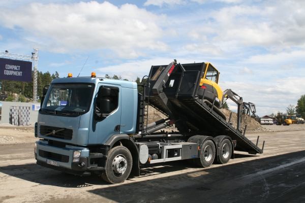 Hakenliftger�te wie hier am FE, erleichtern den Transport kleiner Baumaschinen.