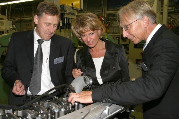 Dr. Karl Viktor Schaller (MAN, r.) f�hrt prominente G�ste durchs Werk
