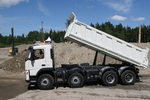 F�r Bausteller gibt es bei Volvo diverse Konfigurationen. Hier ein FM 440 8x4R mit Meiller 3-Seiten-Kipper. 