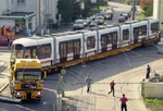 Auf einem speziellen Tieflader transportiert Prangl ganze Stra�enbahnz�ge