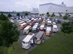 Oranje Bullis van boven: Die 54 VW-Busse des Volkswagen Busclub Niederlande zu Besuch an ihrer Geburtsst�tte
