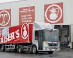Verteilen mit Erdgas: Der Mercedes-Benz Econic als Sattelzugmaschine mit Erdgasabtrieb wird derzeit von Kaiser�s Tengelmann getestet