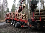 Teamwork: Der Auflieger von Riedler wird von einer 2-Achs-Zugmaschine ohne Ladekran gezogen und im Wald von einem externen Lkw mit Heckkran beladen