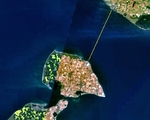 Satellitenbild des Fehmarnbelt: Wo die gelbe Linie die derzeitige F�hrverbindung anzeigt, soll ab 2018 eine Br�cke Fehmarn und die d�nische Insel Lolland verbinden