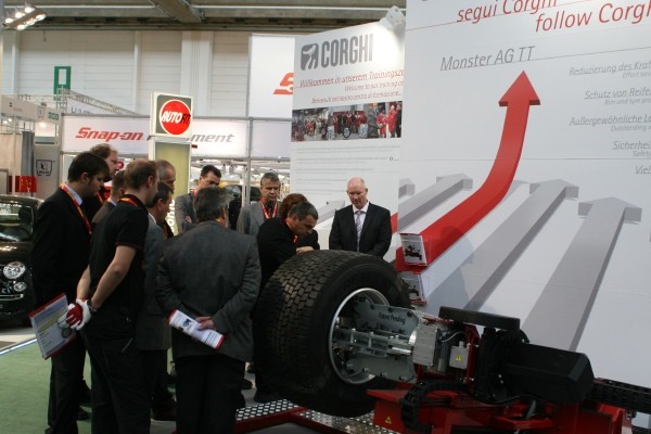 Leitmesse f�r die Kfz-Service-Branche: Zur Automechanika in  Frankfurt trafen sich unter anderem Werkstattausr�ster und Teilehersteller
