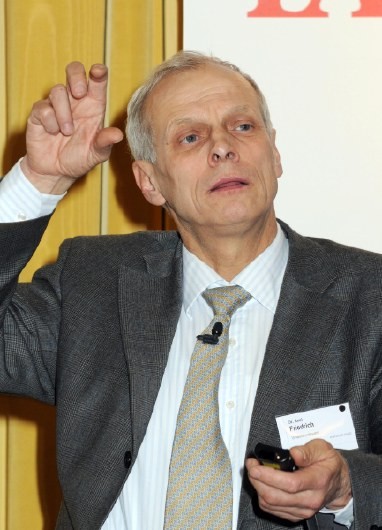 "Mit technischen Mitteln kann der Kraftstoffverbrauch von schweren Nutzfahrzeugen schon heute um mehr als 30 Prozent verringert werden", erl�uterte Dr. Axel Friedrich vom Umweltbundesamt