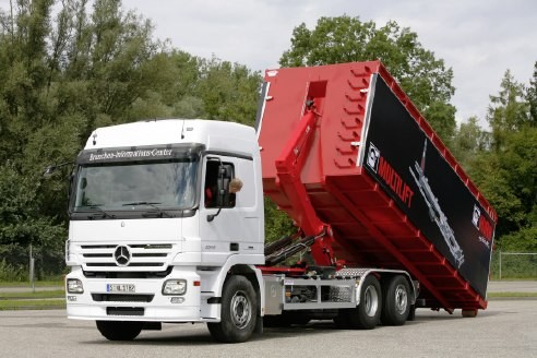 Leistungsf�higer Abrollkipper: Vor 2 Jahren hat Multilift sein bisher leistungsf�higstes Hakensystem XR 21 neu vorgestellt
