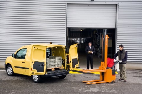 Passt! Eine Europalette quer hat im Kangoo Rapid Compact Platz.