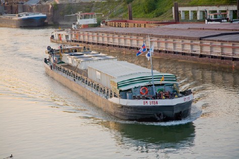 Schwerlastverkehr: F�r den Transport eines zerlegten Thermoreaktor vom polnischen Niemodlin nach Heinsberg wurde auch auf die Binnenschifffahrt gesetzt