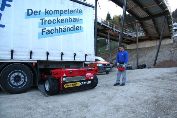 Und husch zur�ck in die Box: Trotz der vollwertigen Staplereigenschaften wird der "Crayler BM" in einer kompakten "Garage" geparkt