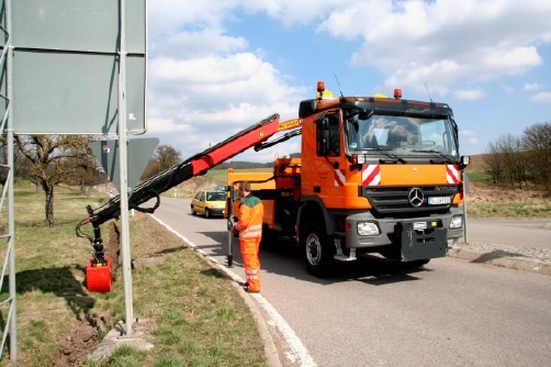 Vielseitig: Neben unterschiedlichen Arbeiten erledigt der zust�ndige Fahrer Alexander Blumenschein mit dem Kran auch Grabarbeiten mit zwei Wechselgreifern