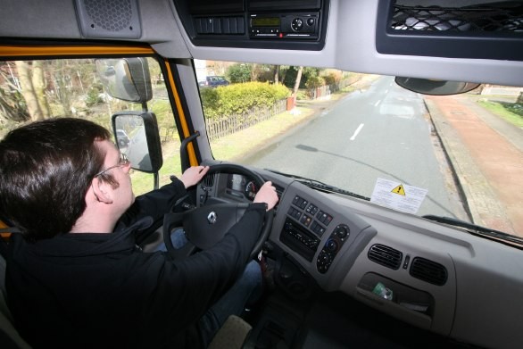 Durchdachter Arbeitsplatz: Das Cockpit des Kerax pr�sentiert sich n�chtern, aber sachlich