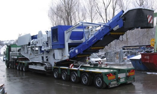 K�nigsdisziplin in Homberg: Der Goldhofer XLE als 8-Achsversion beim Transport einer ca. 75 t schweren und 18 m langen Brecheranlage