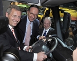 Niedersachsens Ministerpr�sident Wulff und VDA-Pr�sident Wissmann beim Er�ffnungsrundgang am Stand der Firma Volvo