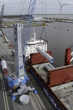 Der GHMK 6407 beim Umschlag von Windkraftanlagen in Emden
