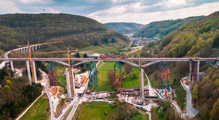 Die Eisenbahnbaustelle der ICE-Strecke über das Filstal mit dem Vorschubgerüst (Mitte). Fotos: Faymonville Die Eisenbahnbaustelle der ICE-Strecke über das Filstal mit dem Vorschubgerüst (Mitte). Fotos: Faymonville