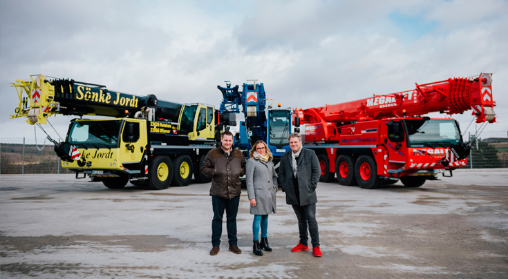 (V.l.: Tim Jordt (Sönke Jordt), Nina Schwarze (Schwarze ASC) und Bernd Preuße (Megalift). Foto: Liebherr (V.l.: Tim Jordt (Sönke Jordt), Nina Schwarze (Schwarze ASC) und Bernd Preuße (Megalift). Foto: Liebherr