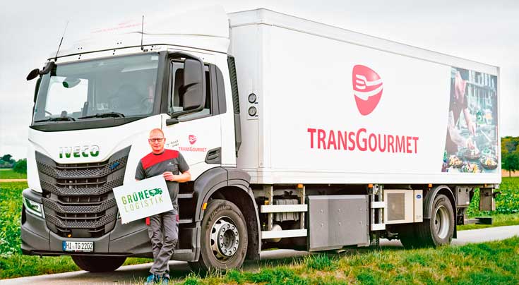 Fahrer Jan Bogisch aus dem Betrieb Transgourmet Hildesheim vor einem Iveco S-Way. Foto: Iveco Fahrer Jan Bogisch aus dem Betrieb Transgourmet Hildesheim vor einem Iveco S-Way. Foto: Iveco
