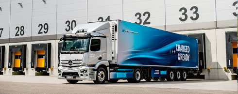 Whrend der eActros an der Rampe mit Fracht be- oder entladen wird, tanken die Traktionsbatterien Strom. Foto: Mercedes-Benz Trucks